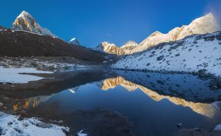 Вечера, какими они бывают в Гималаях выше 4000 м.
Близ Gorak Shep (5160 м) За холмом справа пролегает самый удивительный ледник Непала, Кхумбу. А впереди в 5 часах пути  Everest base camp (базовый лагерь)