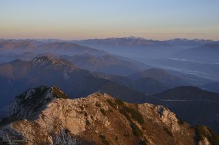 Вид с Добрача в сторону самых высоких гор в Австрии - трехтысячников Высокого Тауэрна с возвышающимся пиком горы Гросклокнер (слева) высотой 3798 м и другими вершинами, в том числе горой Анкогель 3252 м, снег на вершинах которых не тает даже летом.