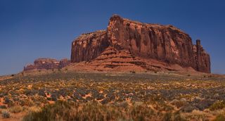 Доли́на монуме́нтов (Monument Valley) — уникальное геологическое образование, расположенное на северо-востоке штата Аризона и на юго-востоке штата Юта (США), вдоль границы между штатами, на территории резервации индейского племени навахо, один из национальных символов Соединённых Штатов.