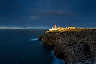 Самый мощный маяк в Европе Farol do Cabo de São Vicente 
в момент, когда рассветное солнце пробивается через узкую полоску на горизонте