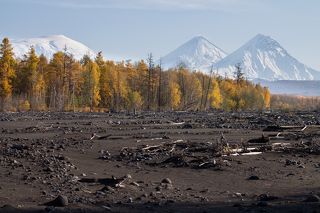 Вулканы Ключевской сопки из русла сухой речки. Камчатка.