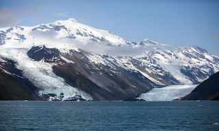 3. Парк Glacier Bay - это страна снега и льдов, которая раскинулась на площади 1 миллион 200 тысяч гектаров. Залив с одноименным названием это 100 километровый канал, который вдается в сушу и по нему можно передвигаться только на корабле или на гидросамолете.