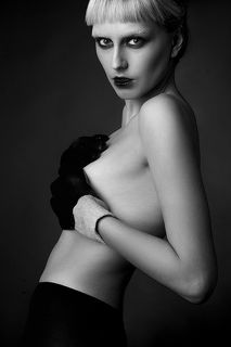 Anna Zina dark test