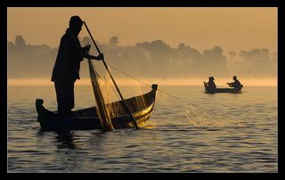 а утром, с восходом солнца отправляются на рыбалку....