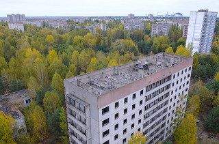 Чернобыльская катастрофа превратила целый город в пустошь и сделала из большинства окружающих поселений опасную радиоактивную зону. От аварии на АЭС Фукусима-1 Чернобыльскую катастрофу отличает то, что её причиной стали человеческие действия, а не глобальный катастрофический феномен. Помимо самих взрывов, такое масштабное разрушение было вызвано действием радиоактивного излучения. Действительно, это была самая худшая ядерная катастрофа в том плане, что она породила невообразимое количество радиации. Верьте или нет, но количество радиоактивного излучения после Чернобыльской катастрофы значительно выше, чем после бомбардировок Хиросимы и Нагасаки вместе взятых