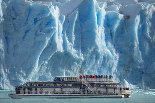 Несмотря но то, что кажется, что катер совсем рядом с ледником, на самом деле - до него около 250-300 метров, что больше заметно на других фотографиях.