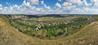 Панорама с южного склона. Внизу село Бутучень.