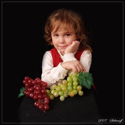 Классический портрет девочки с виноградом.