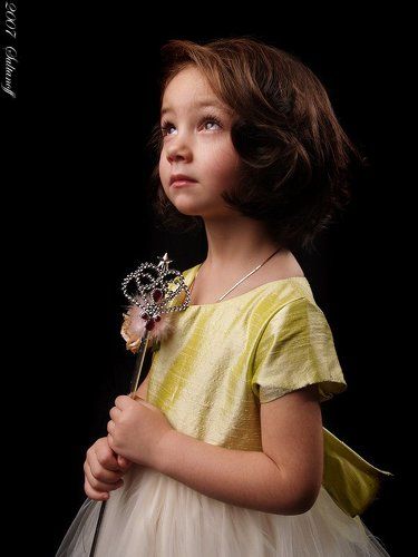 Портрет маленькой девочки с волшебной палочкой.