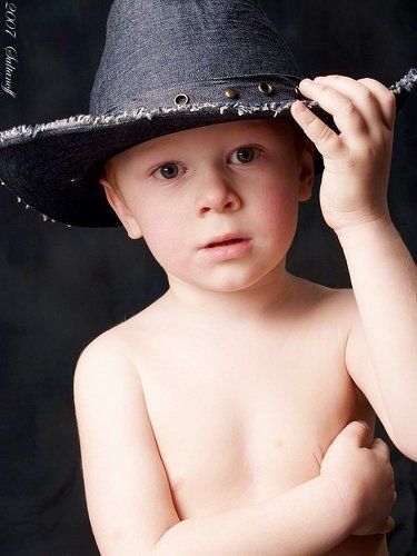 портрет мальчика в ковбойской шляпе.