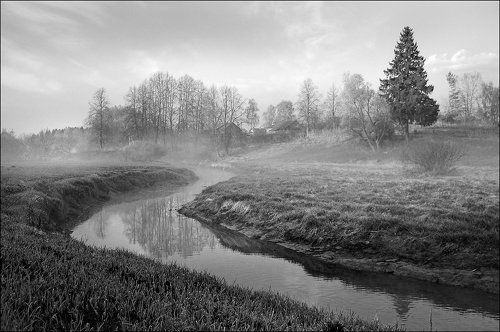 Черно-белая майская картинка с речкой Катыш и елкой на том берегу
