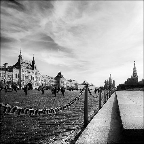 Простая черно-белая московская квадратная зарисовка с Красной площади