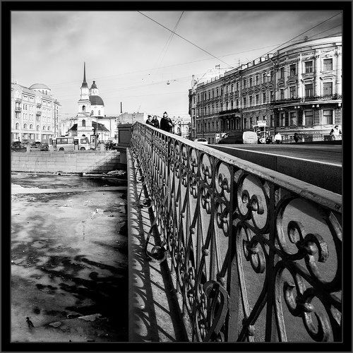 Простая черно-белая питерская квадратная зарисовка у моста Белинского через Фонтанку