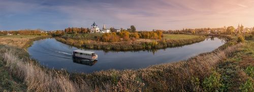 Панорама города Суздаль на закате. Вид на реку Каменка и суздальский кремль.
