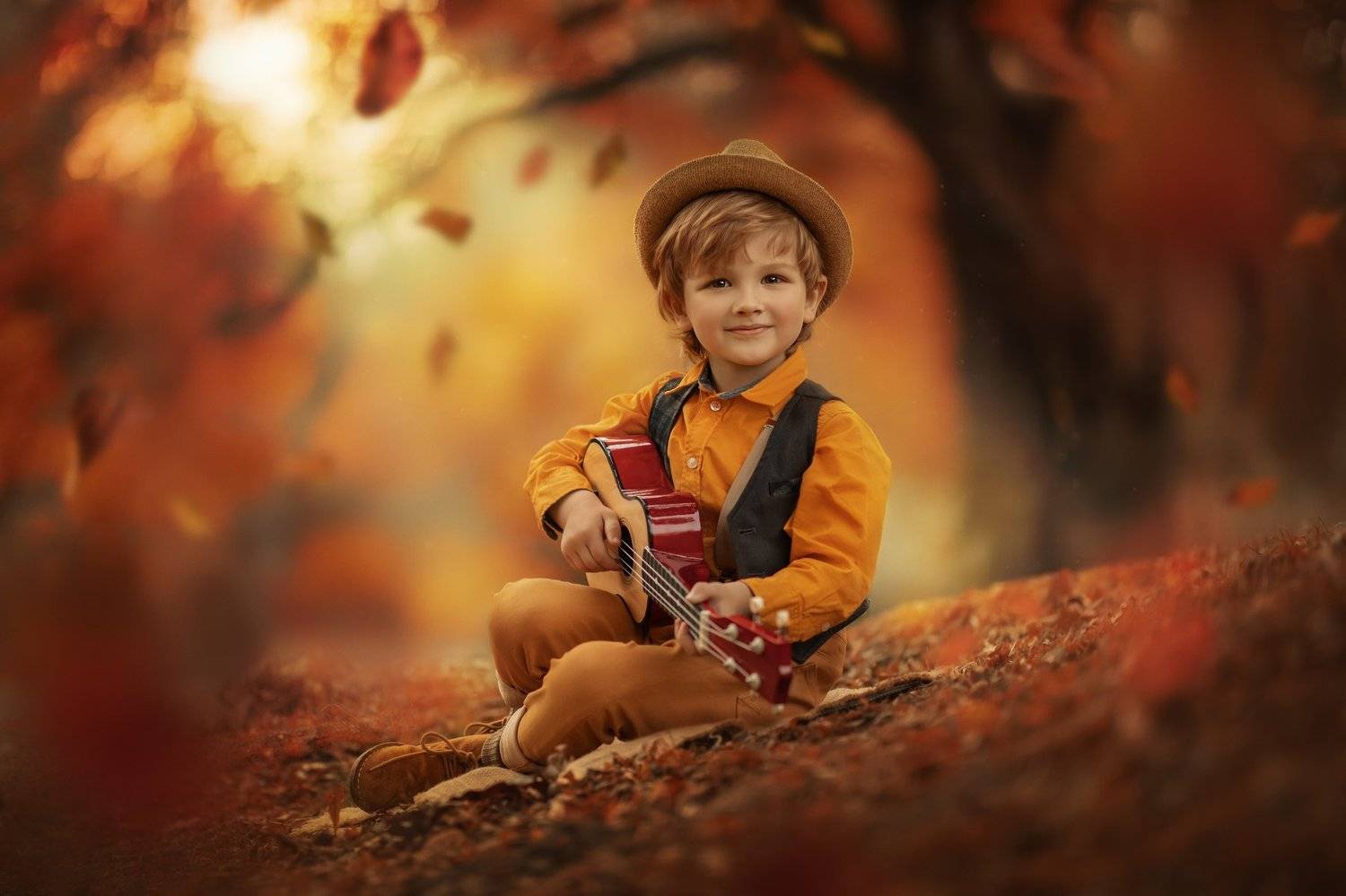 Child world 2. Осенняя фотосессия дети мальчики. Мальчик с гитарой фотосессия. Детская фотосессия с гитарой на природе. Мальчик осень обои.