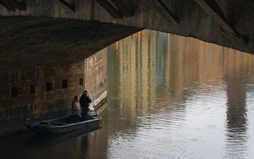 Флоренция. Дождь. Рыбаки под Старым Мостом на Реке Арно.