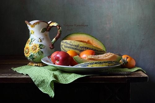 Дыня и фрукты на зеленой салфетке