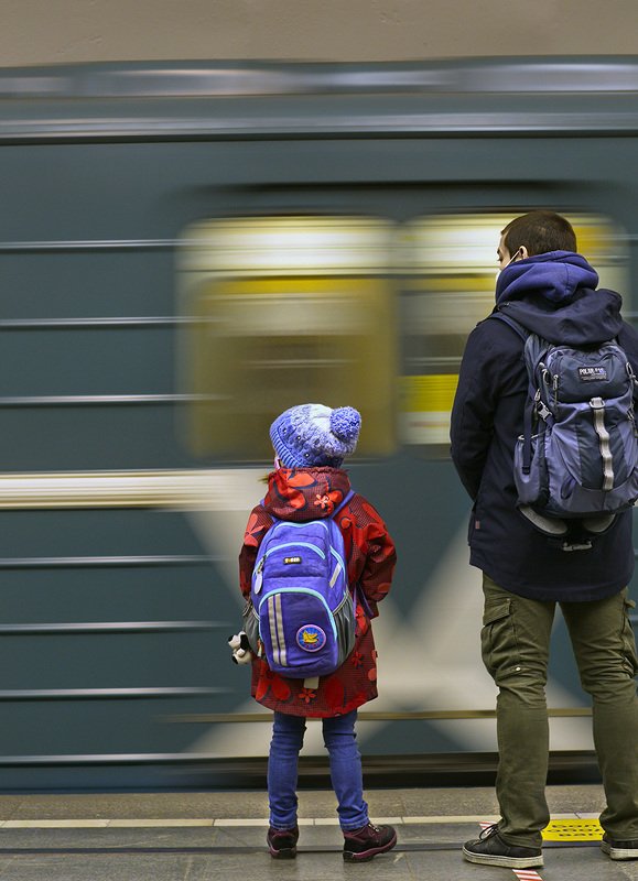 Метрополитен дети. Метро для детей. Дети в метро Москва. Женщина с ребенком в метро. Младенец в метро.