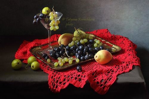 Три натюрморта с фруктами на красной салфетке