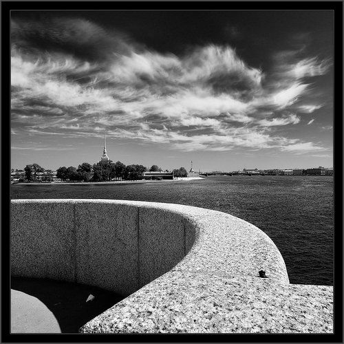 Простая черно-белая питерская квадратная открытка с видом на Заячий остров с Биржевого моста