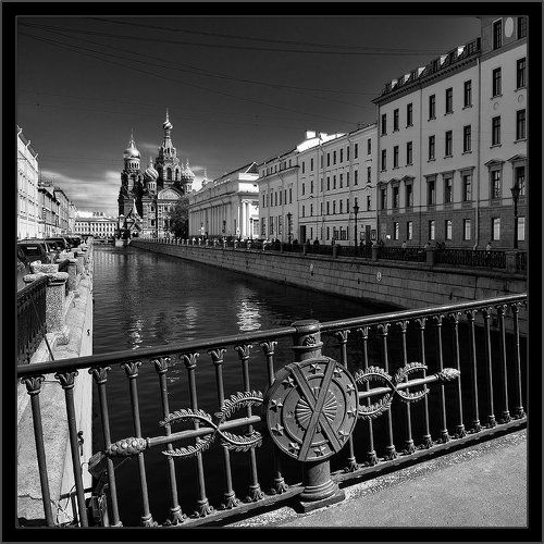 Черно-белая квадратная питерская открытка  на канале Грибоедова с видом на Спас на Крови с Итальянского пешеходного моста