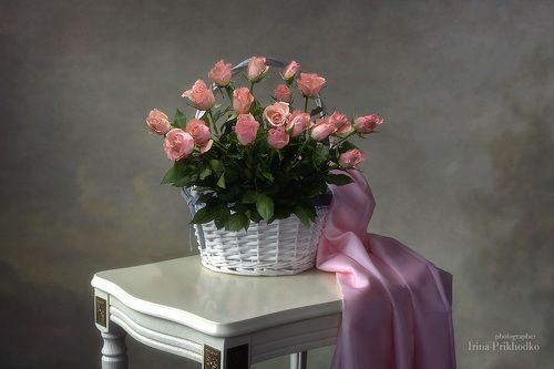Романтический натюрморт с корзиной роз