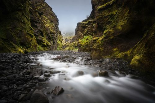 Ущелье в Исландии, куда с трудом проникает солнечный свет