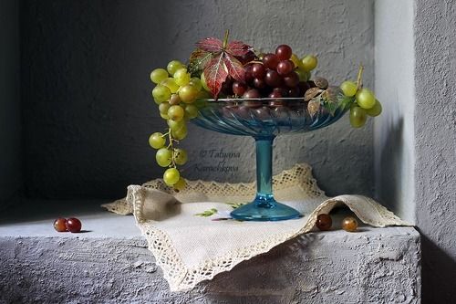 Маленький натюрморт с виноградом в нише