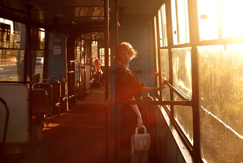 девушка, красивая, портрет, в трамвае, история, солнце Первый рейсphoto preview