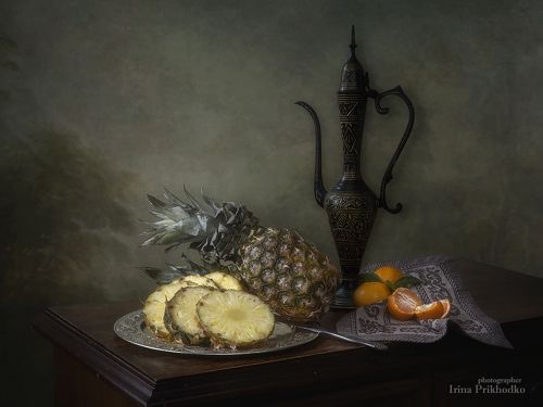 Натюрморт с ананасами и мандаринами