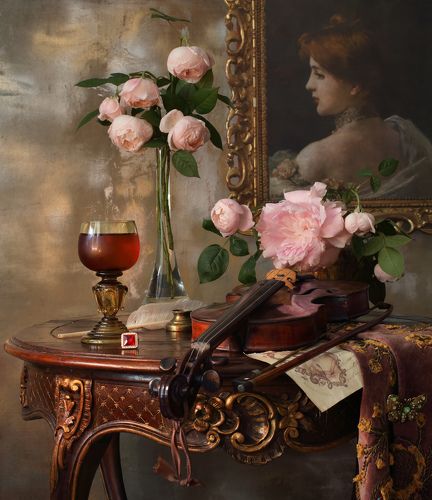 Натюрморт со скрипкой и пионовидными розами