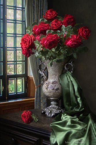Натюрморт с букетом красных садовых роз