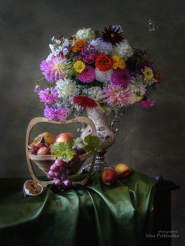 Натюрморт с букетом садовых цветов и фруктами