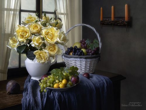Натюрморт с букетом желтых роз и фруктами