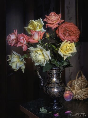 Букет садовых роз в интерьере