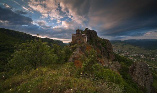 Тысячу лет врастая в скалы стоят здесь храмы православные
