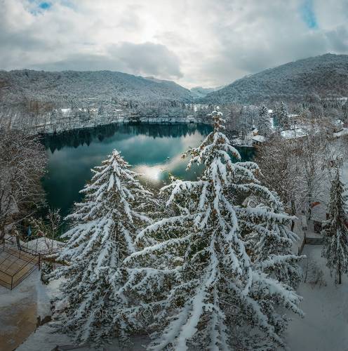 Голубое озеро зимой