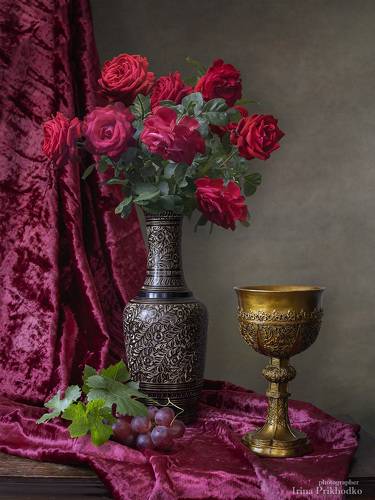 натюрморт с кубком и букетом алых роз