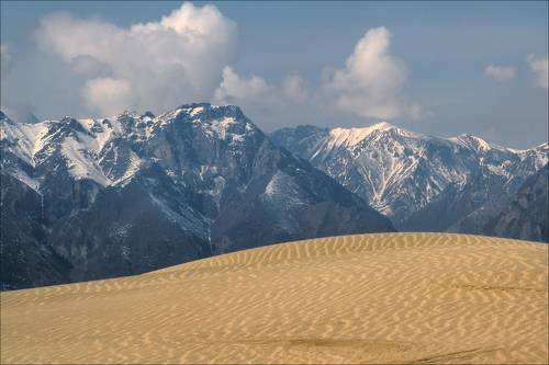 Чарские пески и горный хребет Кодар