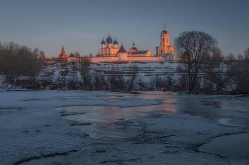 Высоцкий мужской монастырь на закате