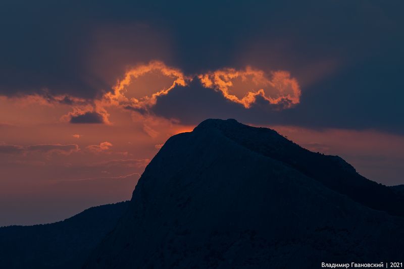 Огненная Маска над горой Соколphoto preview