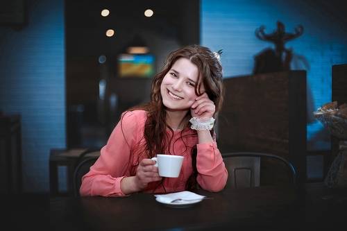 Девушка в кафе