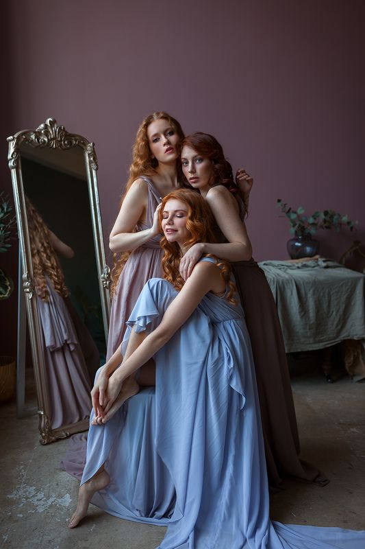 Три девицы под окномphoto preview