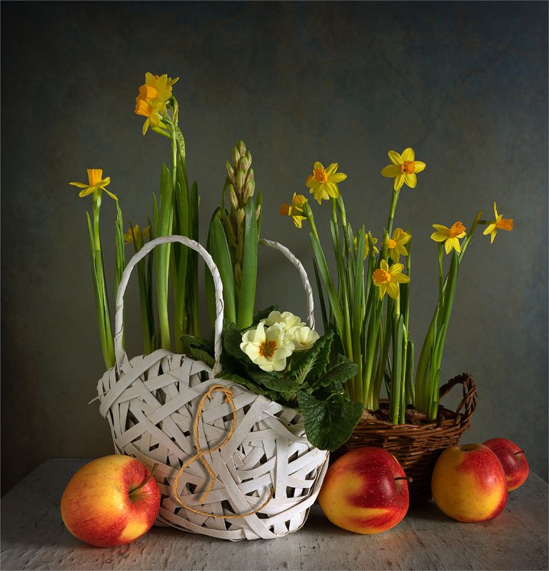 натюрморт с яблоками и цветами