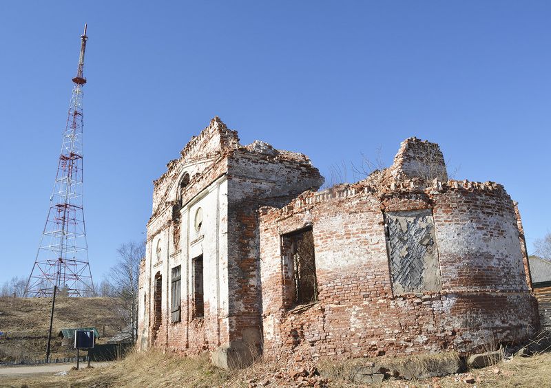 Руины старой церкви в селе Порог.