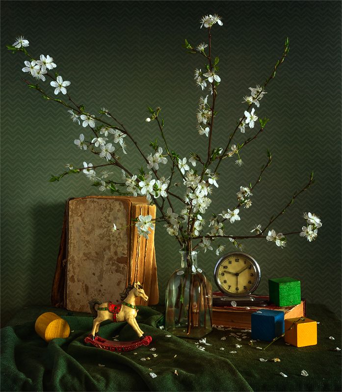 натюрморт с игрушками и ветками цветущей вишни
