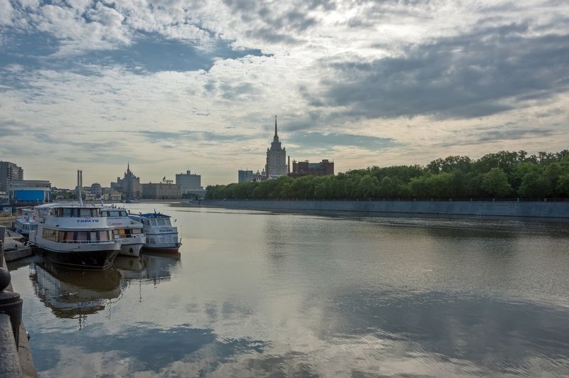 Судак москва река. Реки Москвы. Утро на Москве реке. Корабль январь Москва река. Москва река чистая.