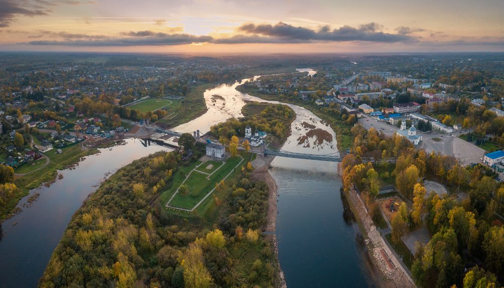 Город остров улица. Город остров Псковская область сверху. Камеры в городе острове. Город остров Псковской вид сверху фото. Псков остров 498.