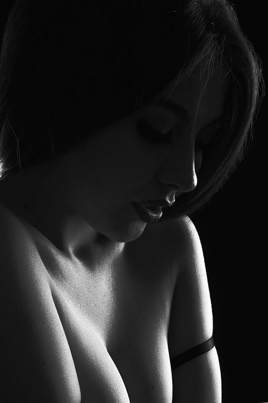 чернобелый женский портрет вдохphoto preview