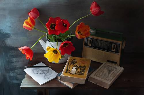 Пара кадров про тюльпаны с книгами